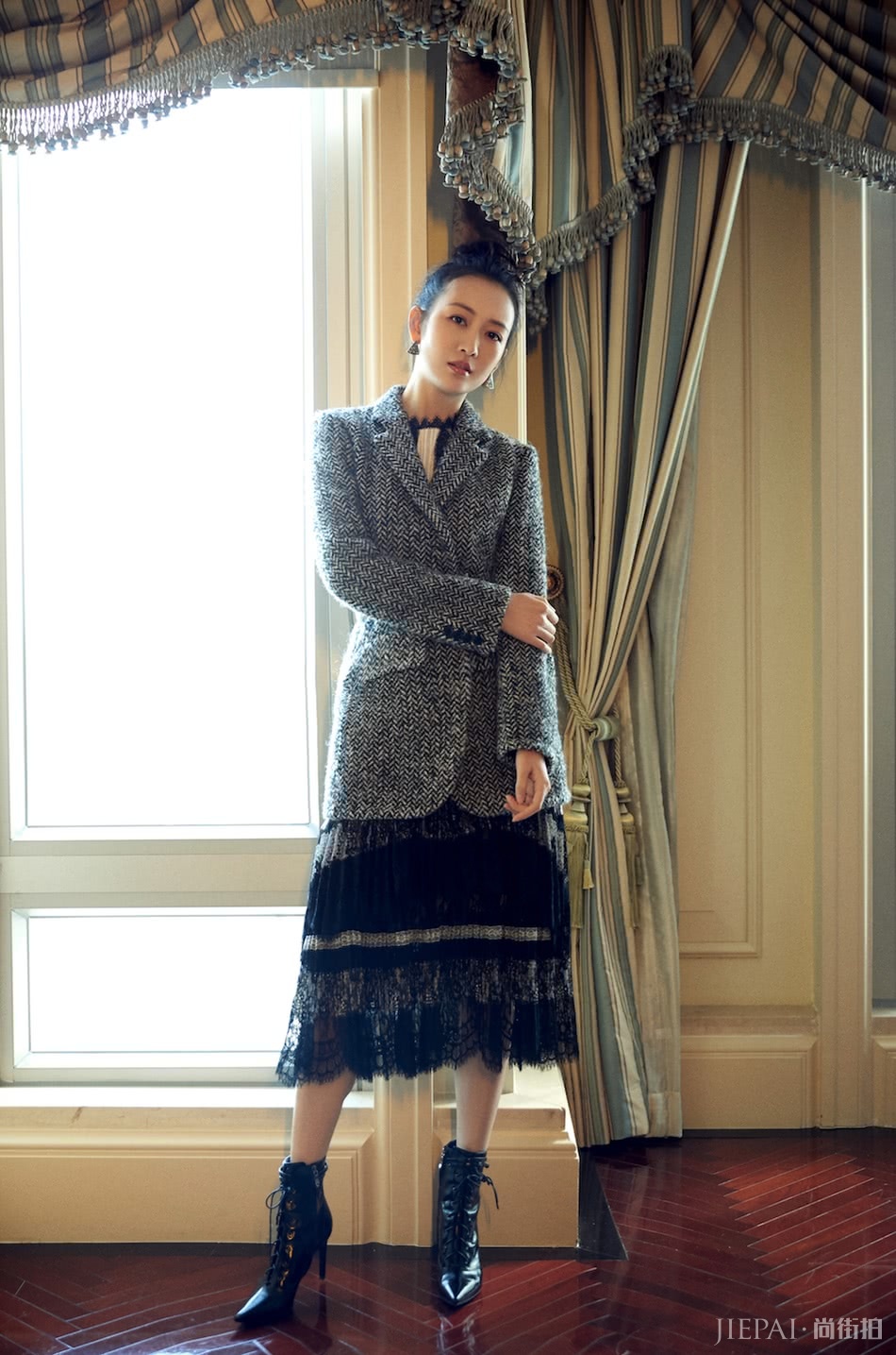 西装+纱裙,更适合大龄女性的精致优雅穿搭,知性又高级!