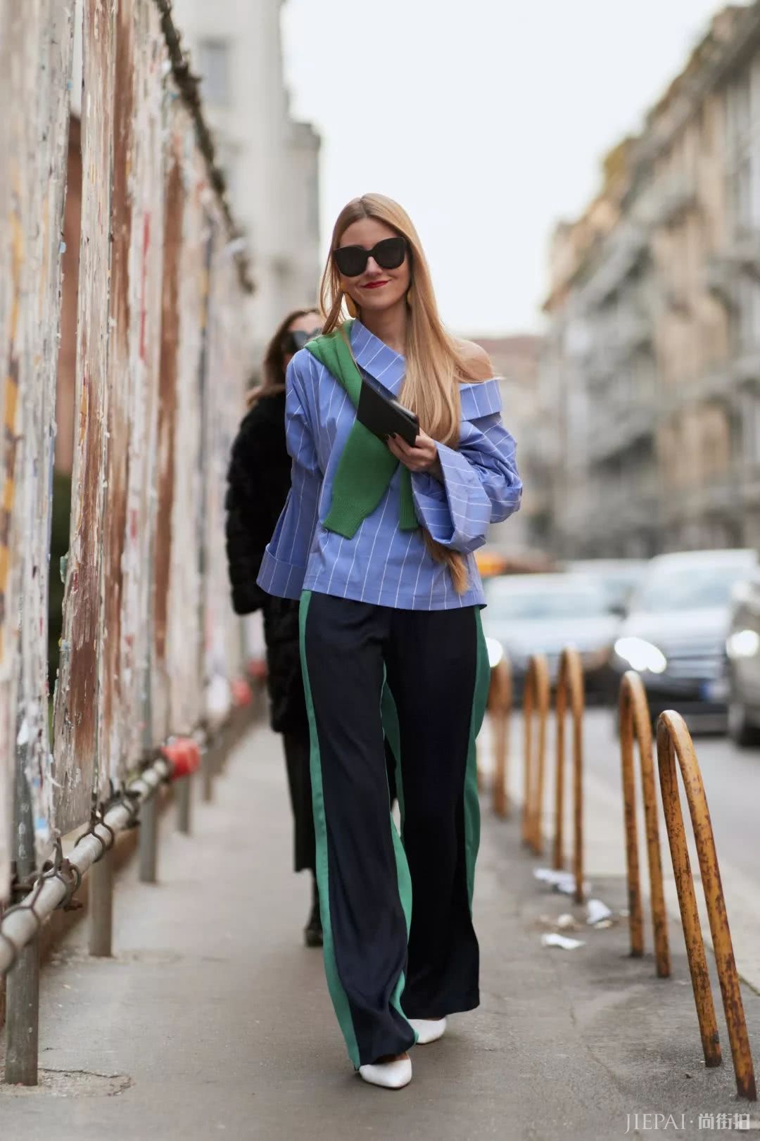 毛衣还能当围巾?今年流行“披着穿”!