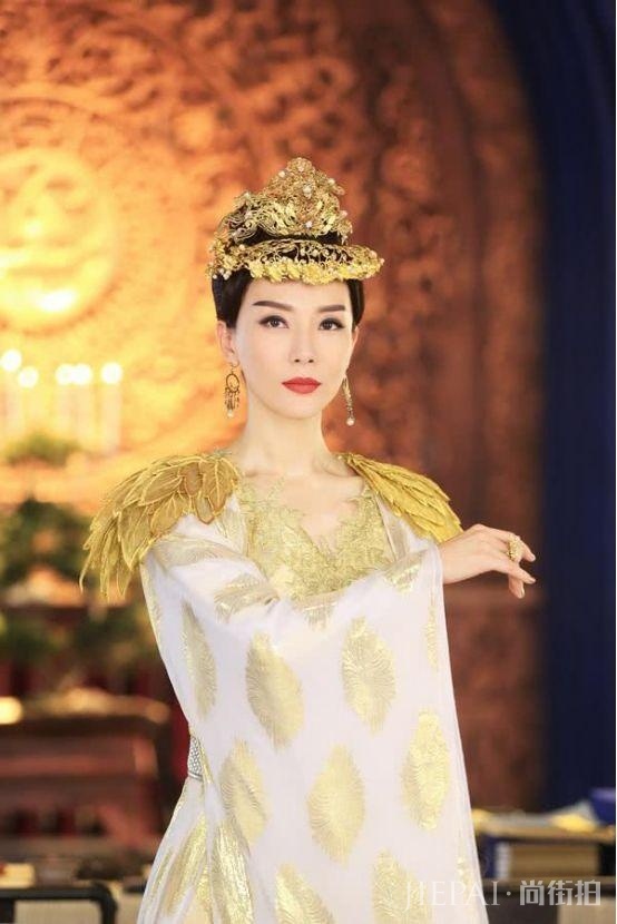 女明星帝王装,赵丽颖典雅,范冰冰霸气,最具女王气质的却是她!