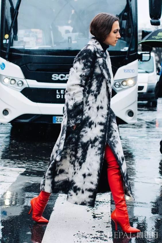 还在穿小白鞋？烂大街了，现在是时候来一双短靴了