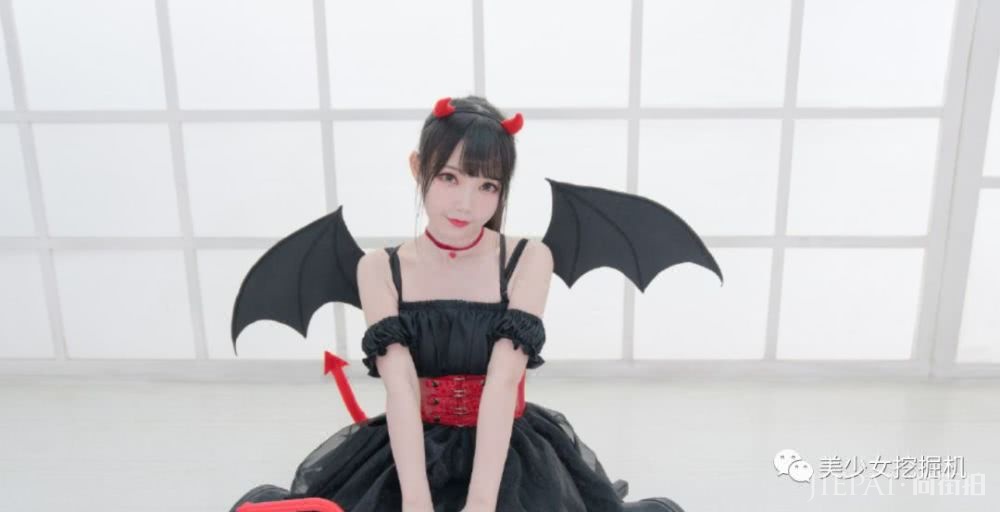 B站爆火的第一舞姬关掉美颜后竟似200斤肥宅