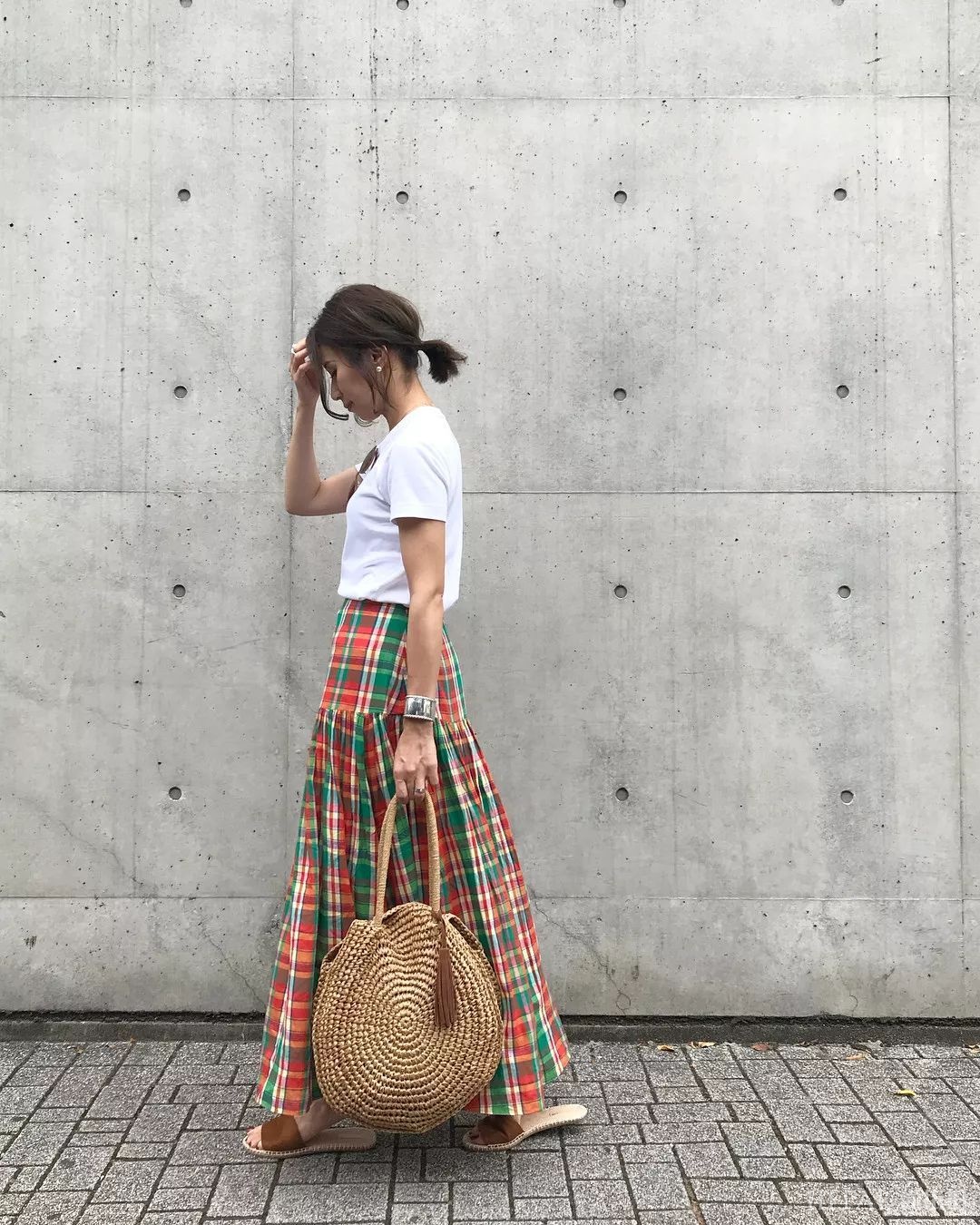 灵活运用简约白上衣的日式穿搭，时尚女孩都这么做！