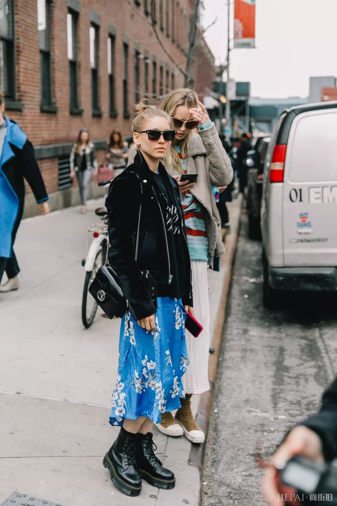 穿卫衣+短靴=真的时髦炸了！