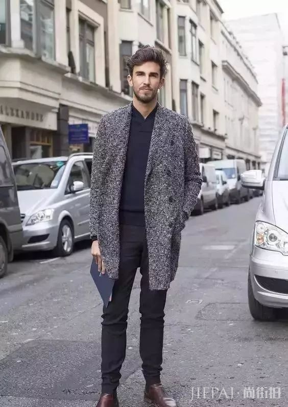 男生穿灰色蓬松棉袄下身怎么搭配