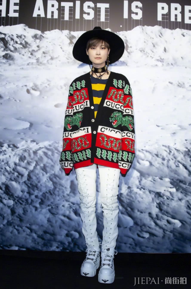 当女星穿上卡通毛衣后,不仅不像奶奶,谁酷谁嫩一目了然!