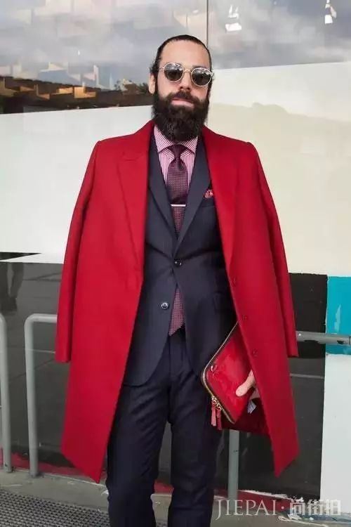 跟时装周街拍学搭配，男人最难驾驭的红色单品这样穿！