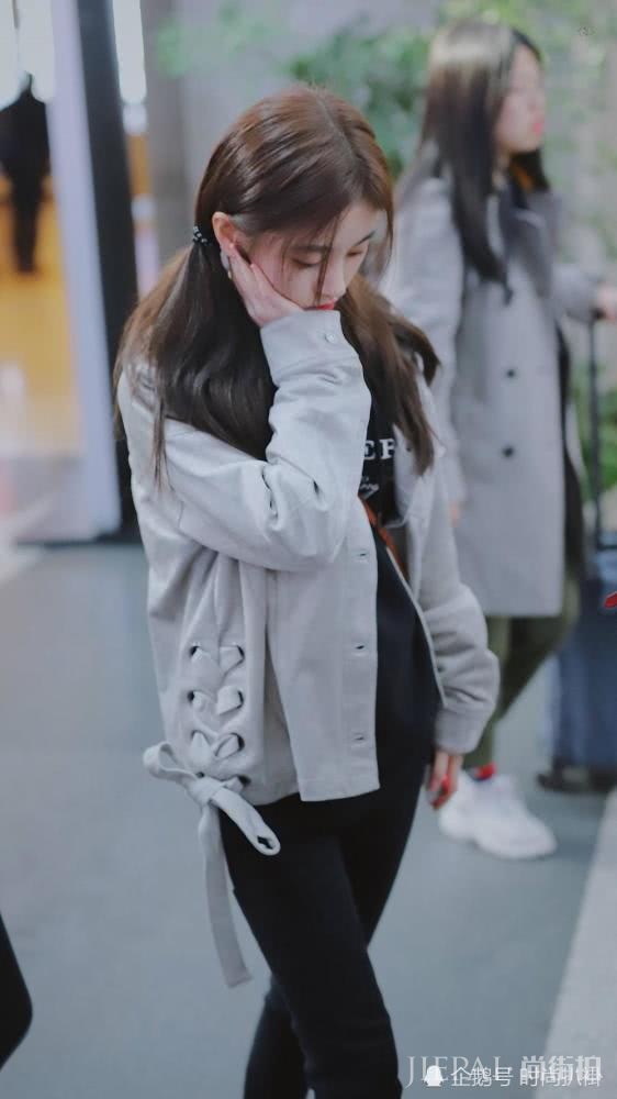 鞠婧祎卫衣这样搭又惊艳了,扎双马尾街头照少女感十足