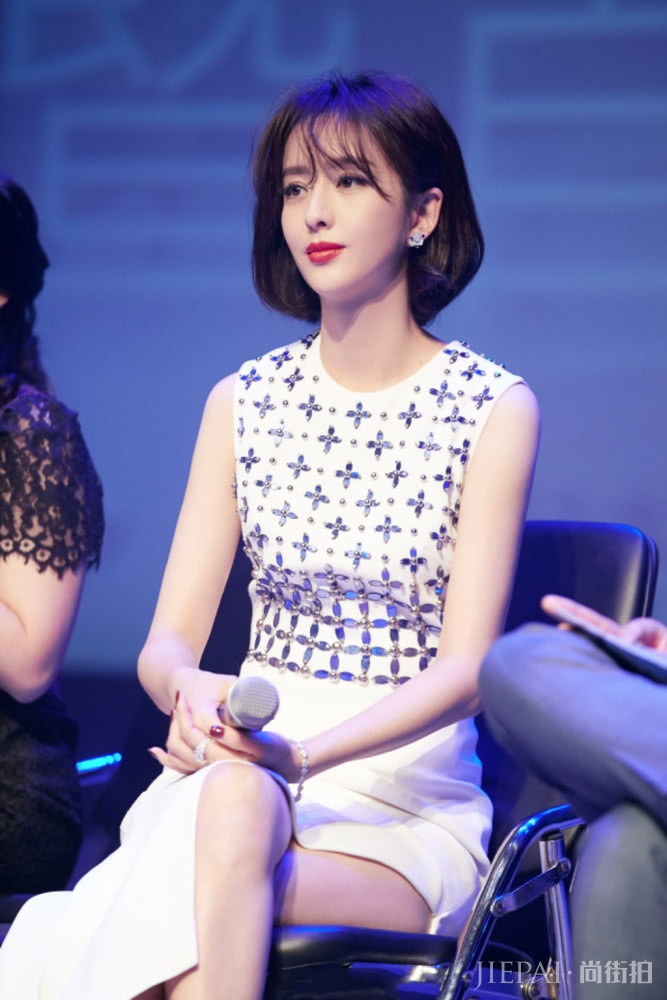 佟丽娅出席活动,穿白色连衣裙美成仙