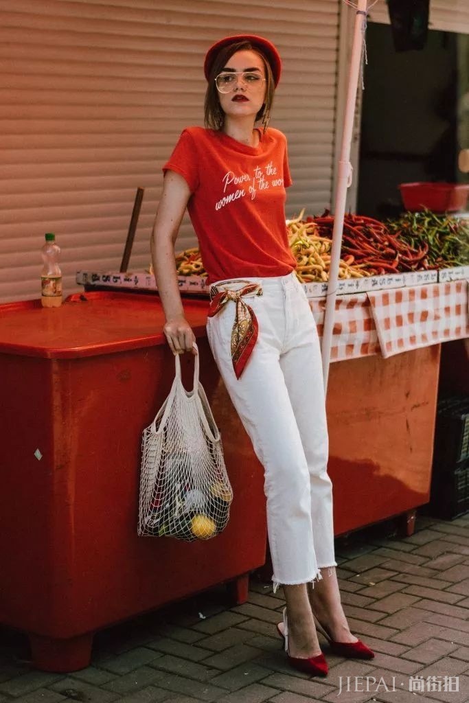 谁说红色显low？这位博主把红色穿成时尚大片，每张街拍都美到窒息！