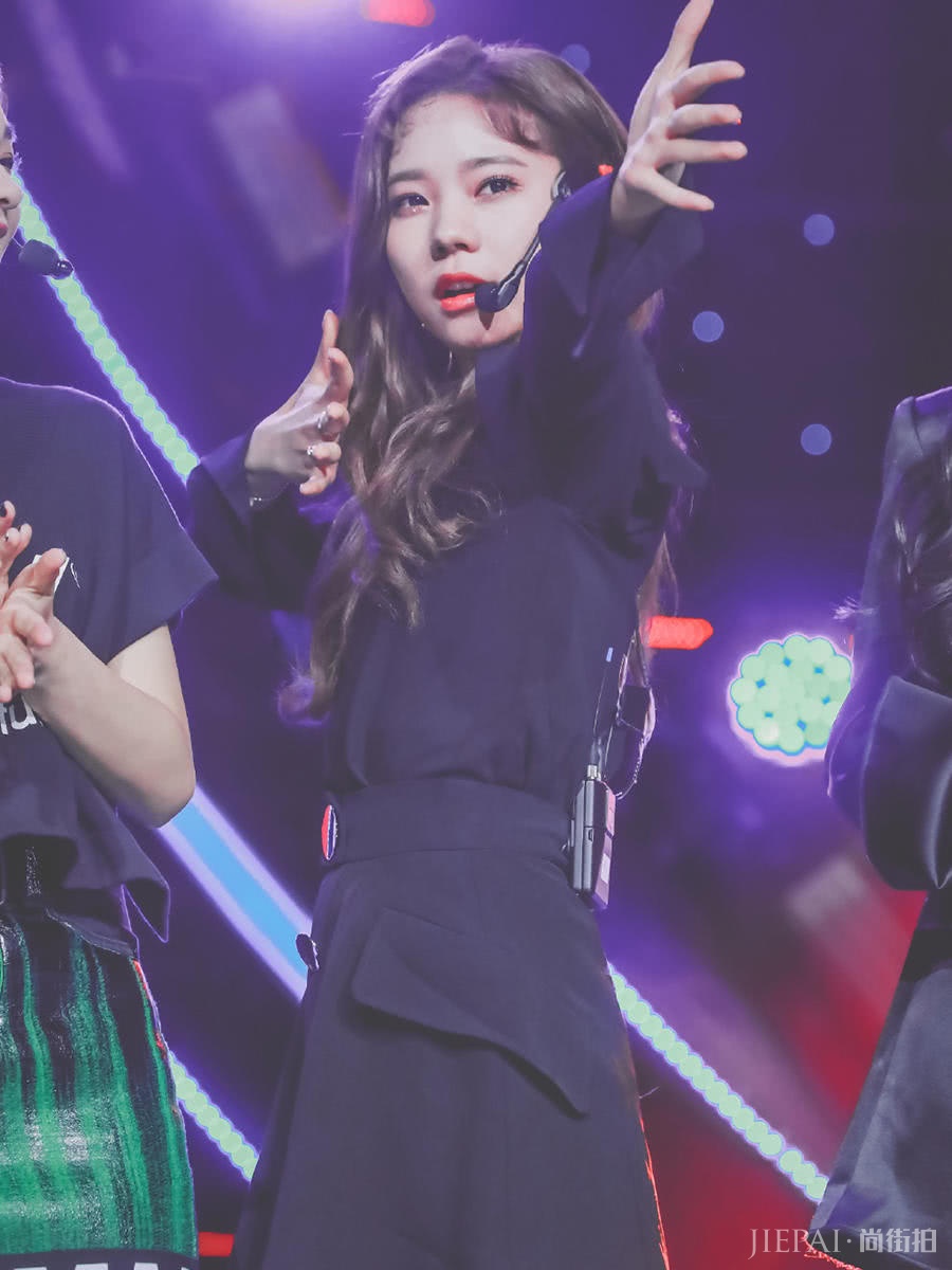 火箭少女终于合体，穿暗黑系造型，居然美出了高级感！