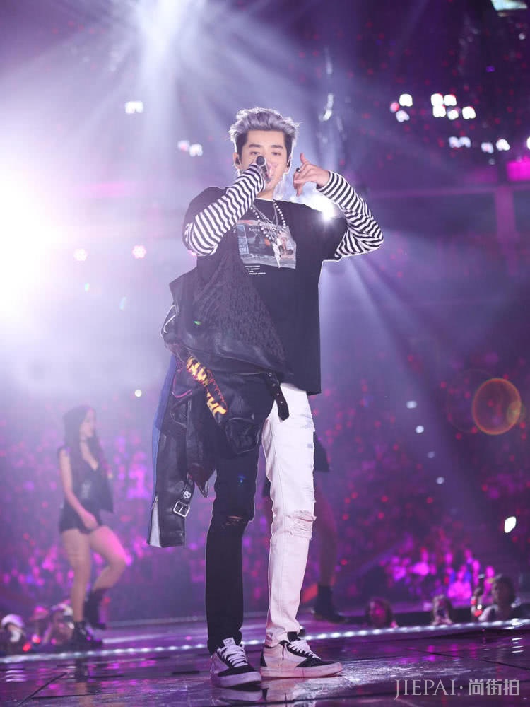 44岁潘粤明真时髦,裤子一半白一半黑,潮到不行