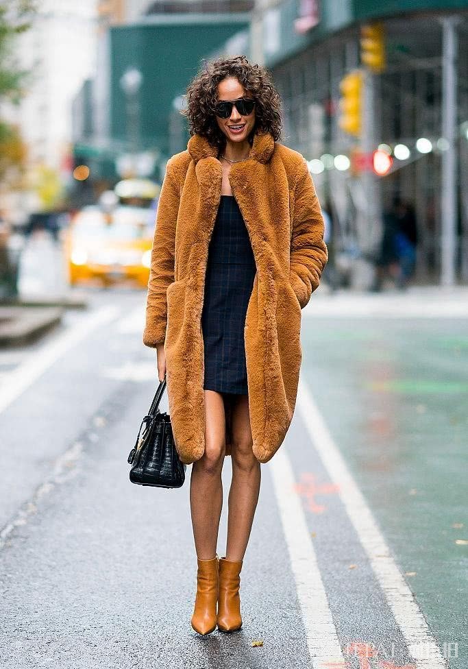 阿尔纳裹焦糖色大衣维密试装，打造秋冬时髦穿搭示范