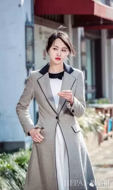 郑爽最新谍战剧照，顶着齐刘海穿军装被网友喷成筛子