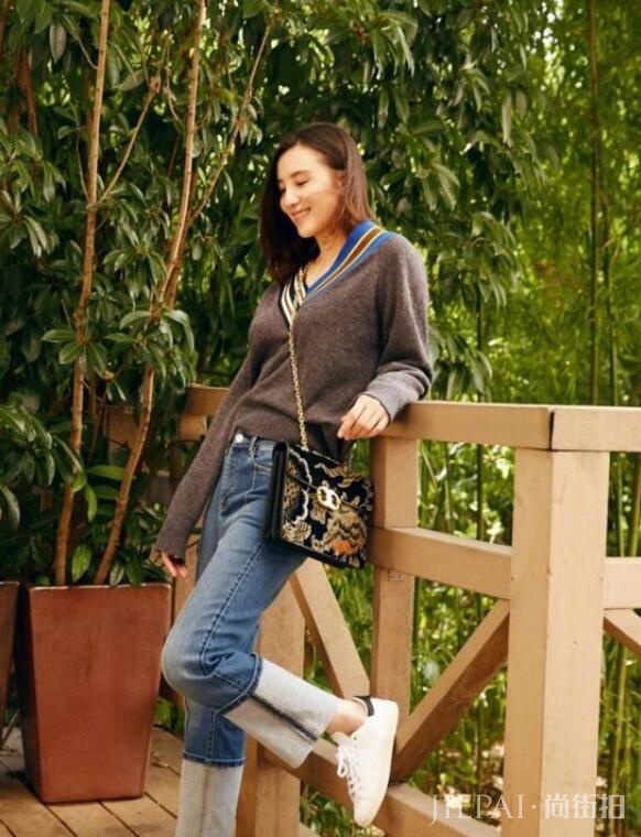 冬季毛衣可以穿这件。宋佳周冬雨接着撞，阿娇录着节目也要穿