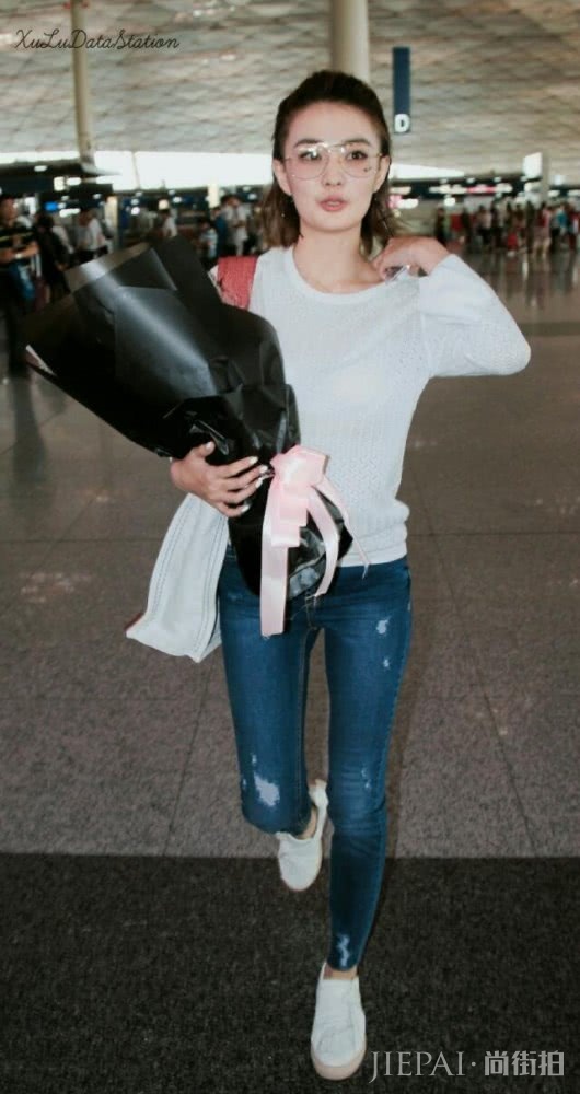 徐璐现身机场,牛仔裤竟穿得这么好看,腿是真的美!