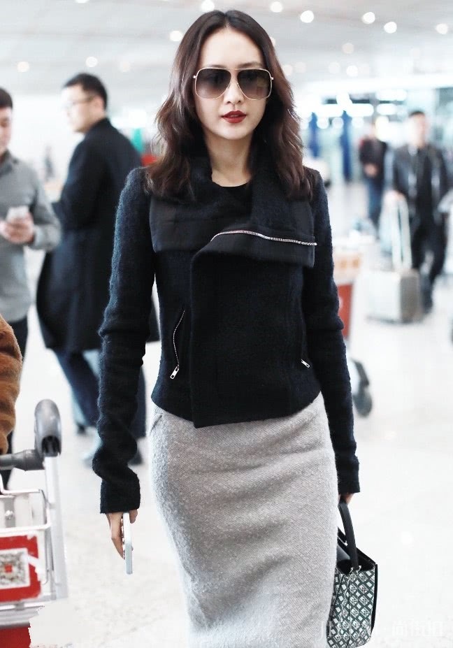 王鸥上半身穿得像御姐，下半身我看愣了，这不是烤火的毛毯吗？