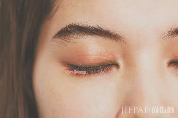 学会眼影×眼线的实用组合 教你一步步打造最潮眼妆