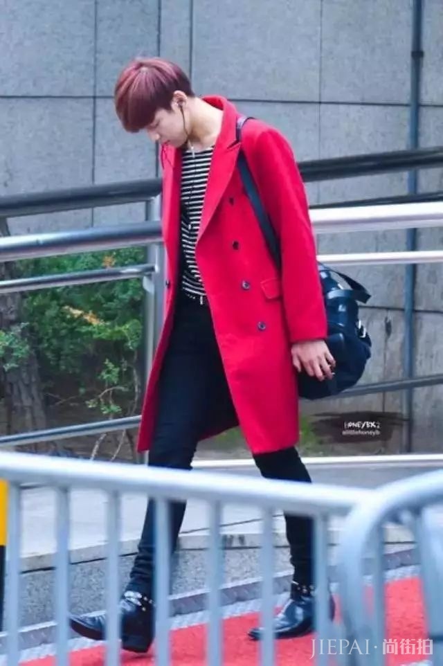 跟时装周街拍学搭配，男人最难驾驭的红色单品这样穿！