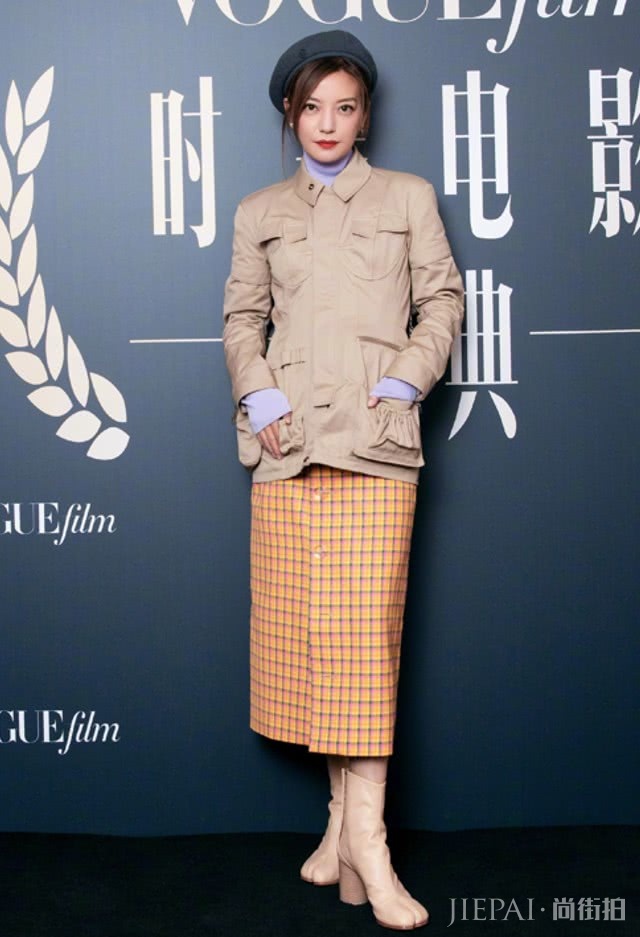 赵薇瘦了之后就任性了，下半身俩“猪蹄”，“女王腿”都出来了！