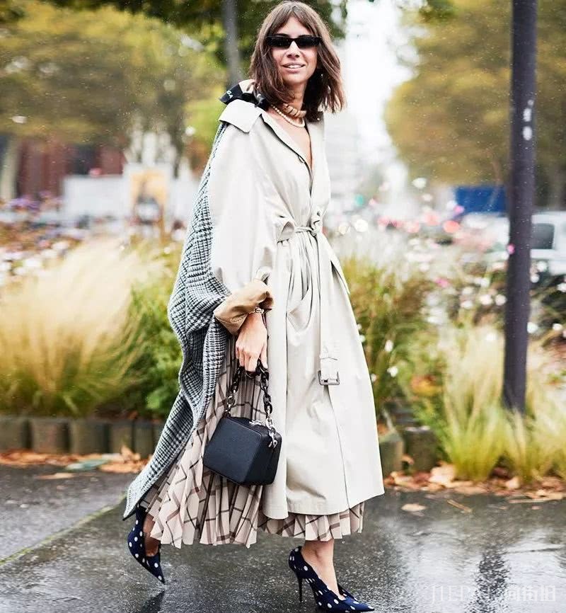 欧美街拍 风衣裙是西装裙之后又一大时髦利器