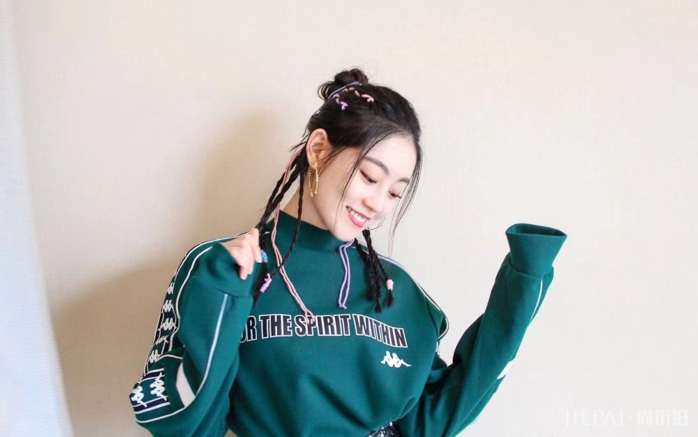 祝绪丹新发型真美,扎半丸子头绑小辫儿,尽显娇俏少女味
