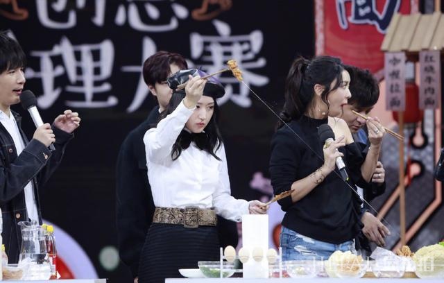 杨钰莹衬衫搭配贝雷帽时髦减龄,像个18岁少女