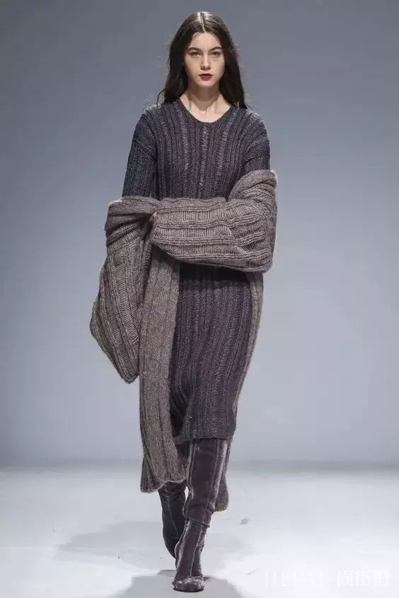 毛衣搭配长裙,打造秋冬优雅时尚!