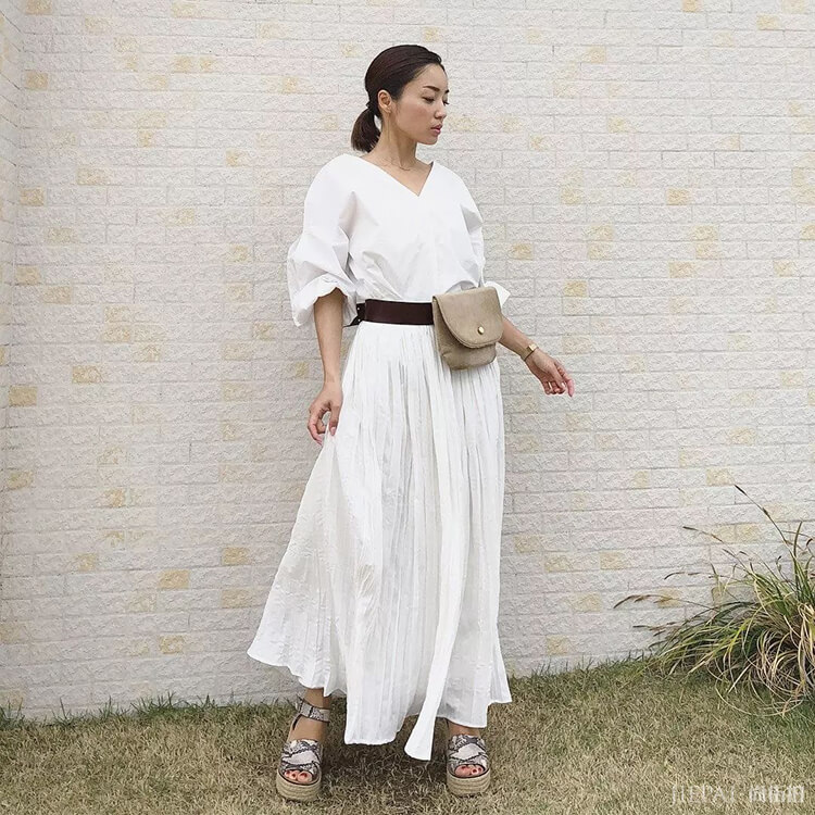 灵活运用简约白上衣的日式穿搭，时尚女孩都这么做！