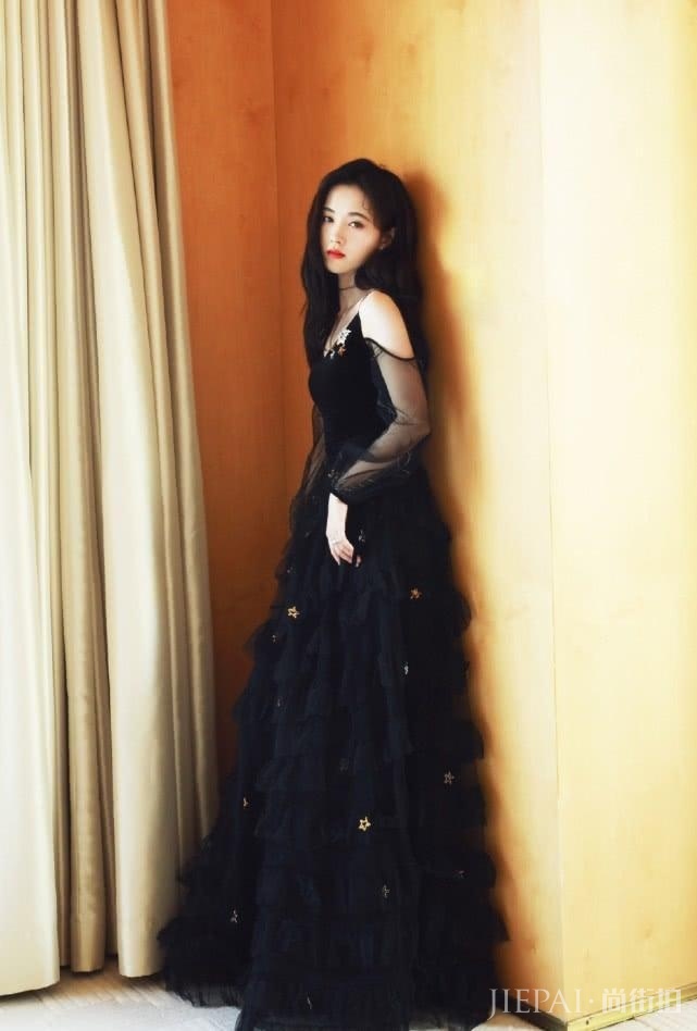 鞠婧祎这美貌也是没谁了，尤其是穿长裙的样子，太仙了