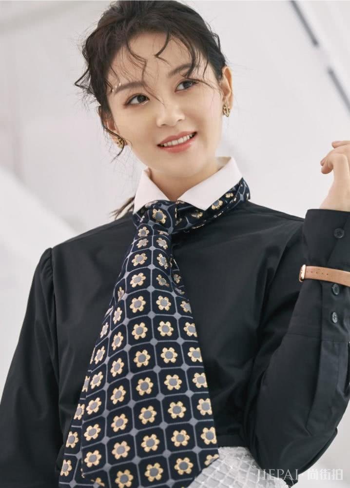 没想到曾一萱身材这么好穿西装深v裙小秀脚踝美呆了