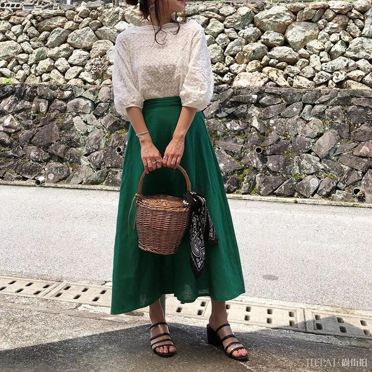 灵活运用简约白上衣的日式穿搭，时尚女孩都这么做！