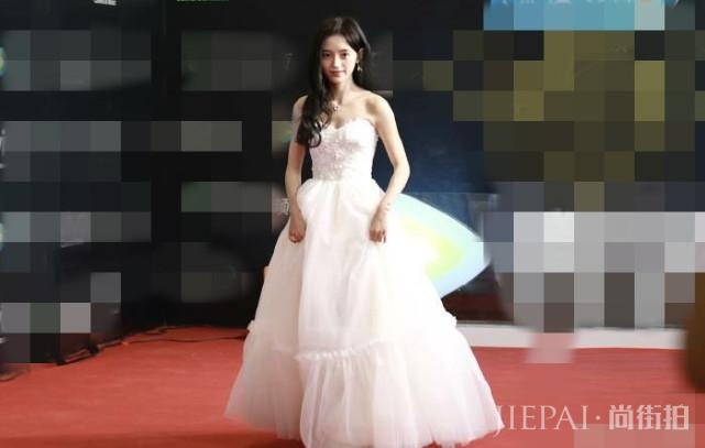 鞠婧祎这美貌也是没谁了，尤其是穿长裙的样子，太仙了