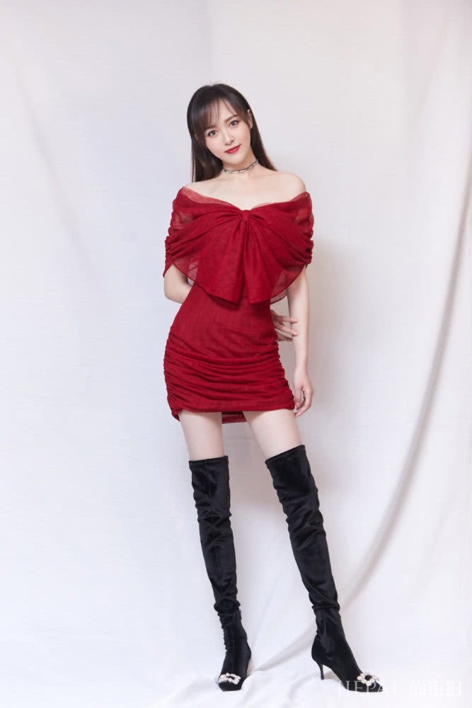 大红色衣服太俗气?但唐嫣穿红色连衣裙配长靴又帅又美,好看极了