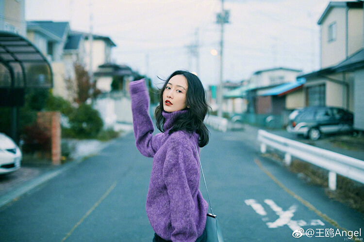 王鸥毛衣牛仔裤也能穿得这么撩人!