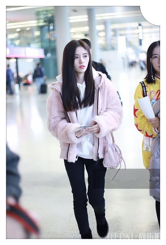 鞠婧祎一件毛绒外套连胜杨幂、热巴，四千年美女真不是噱头