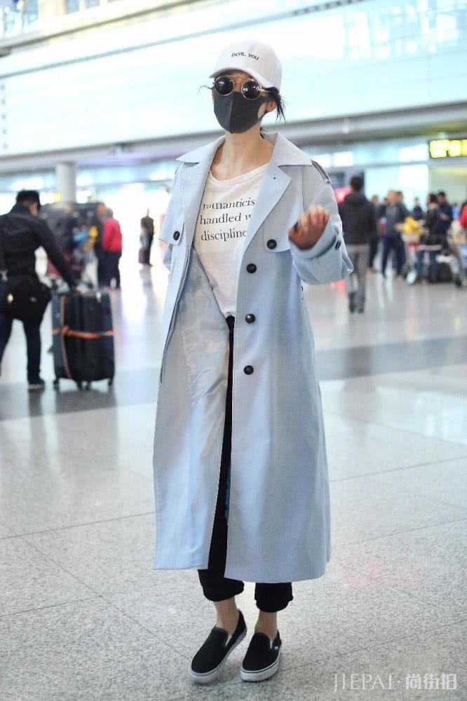 张俪机场街拍，穿简单浅蓝色风衣配八分裤，气场十足