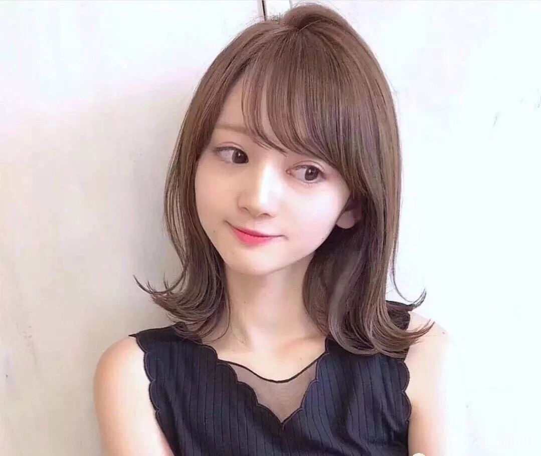 秋季最流行的“鱼尾烫”发型，让你变时髦，还有气质!