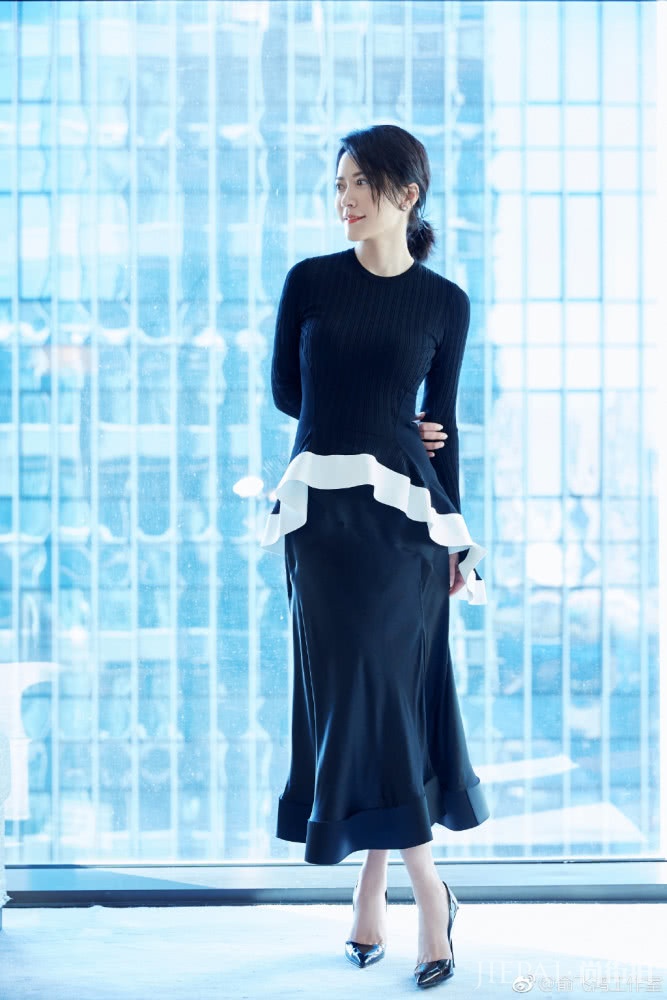 俞飞鸿简约穿搭，穿出优雅高级感，简单的打扮也气质非凡