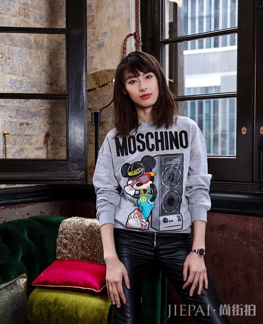 梁洛施真是时尚圈教母级人物！绣花长裙＋高跟靴气场强大