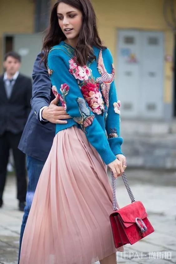 针织衫时髦起来，卫衣都得靠边站！6种搭配让你美出天际！