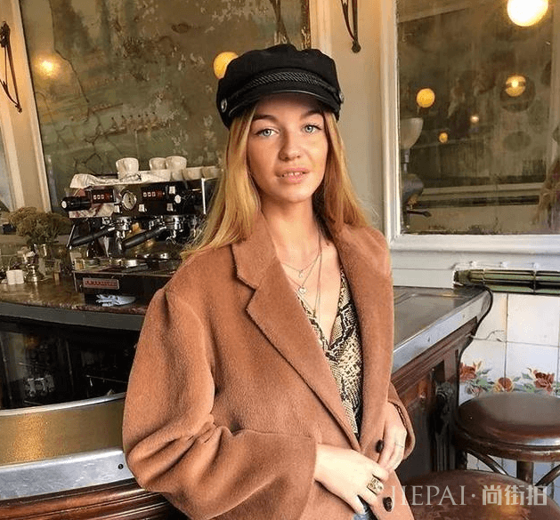 今年秋天这样穿:参考2位法国博主的日常穿搭,打造地道巴黎格调