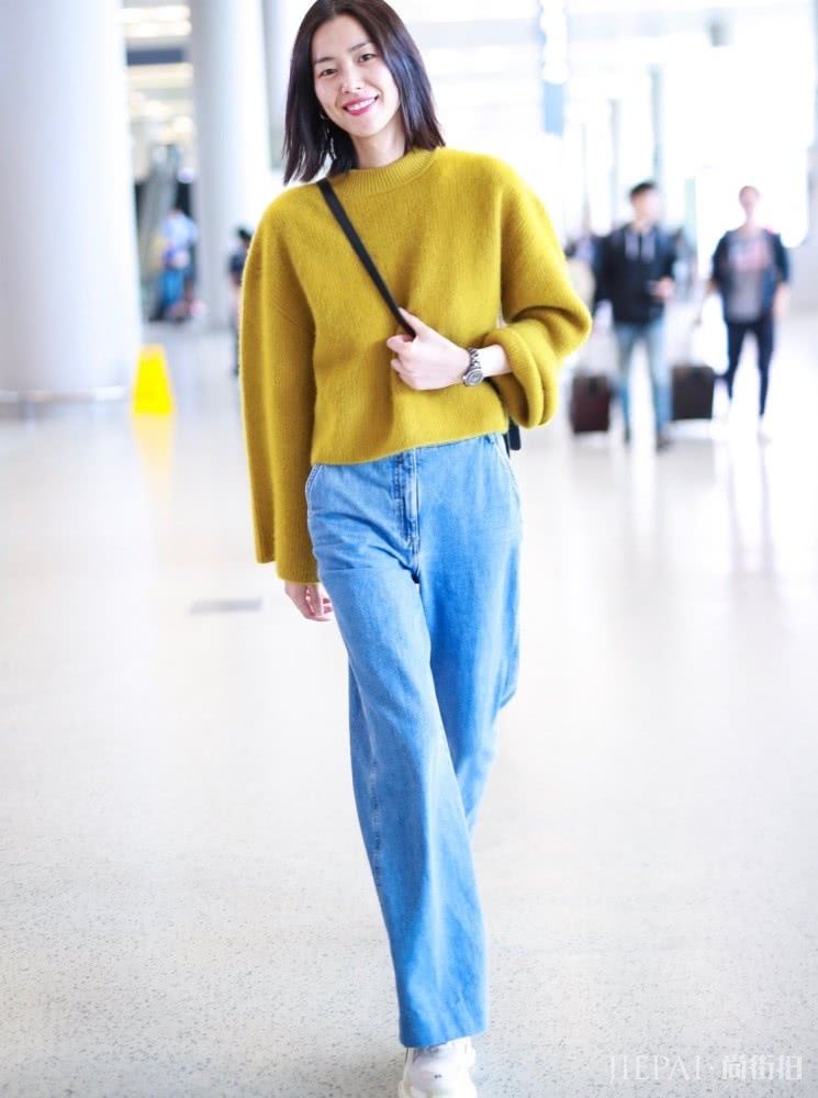 刘雯丸子头搭配毛绒外套时髦又温暖,尽显高级感