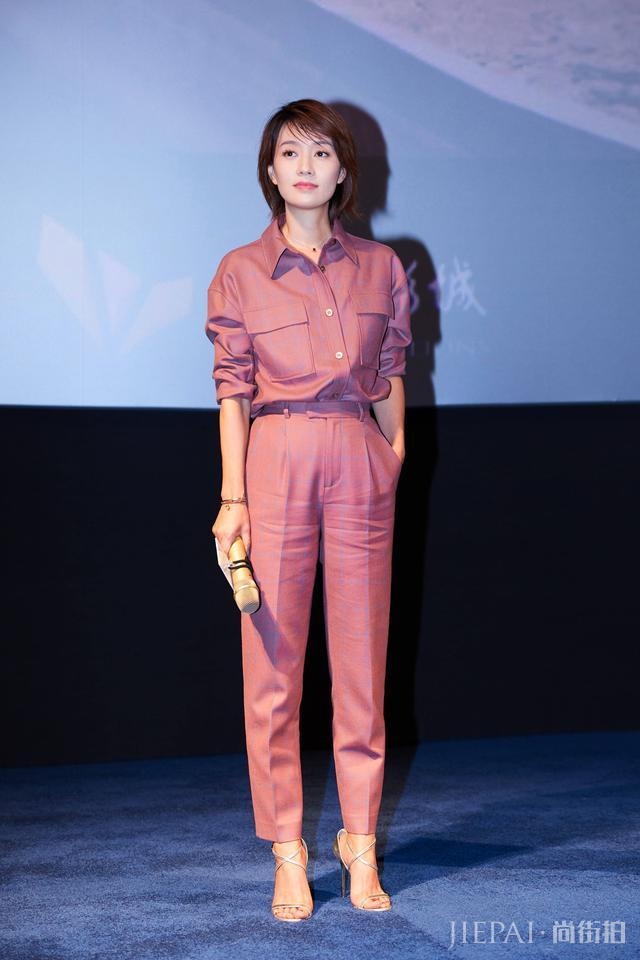 马伊琍又穿格纹装,这次搭配清新,美得低调