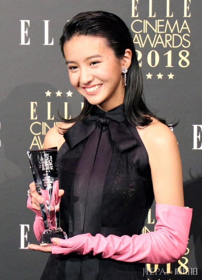 木村光希长裙配洗碗手套领奖,不料拿新人奖惹争议