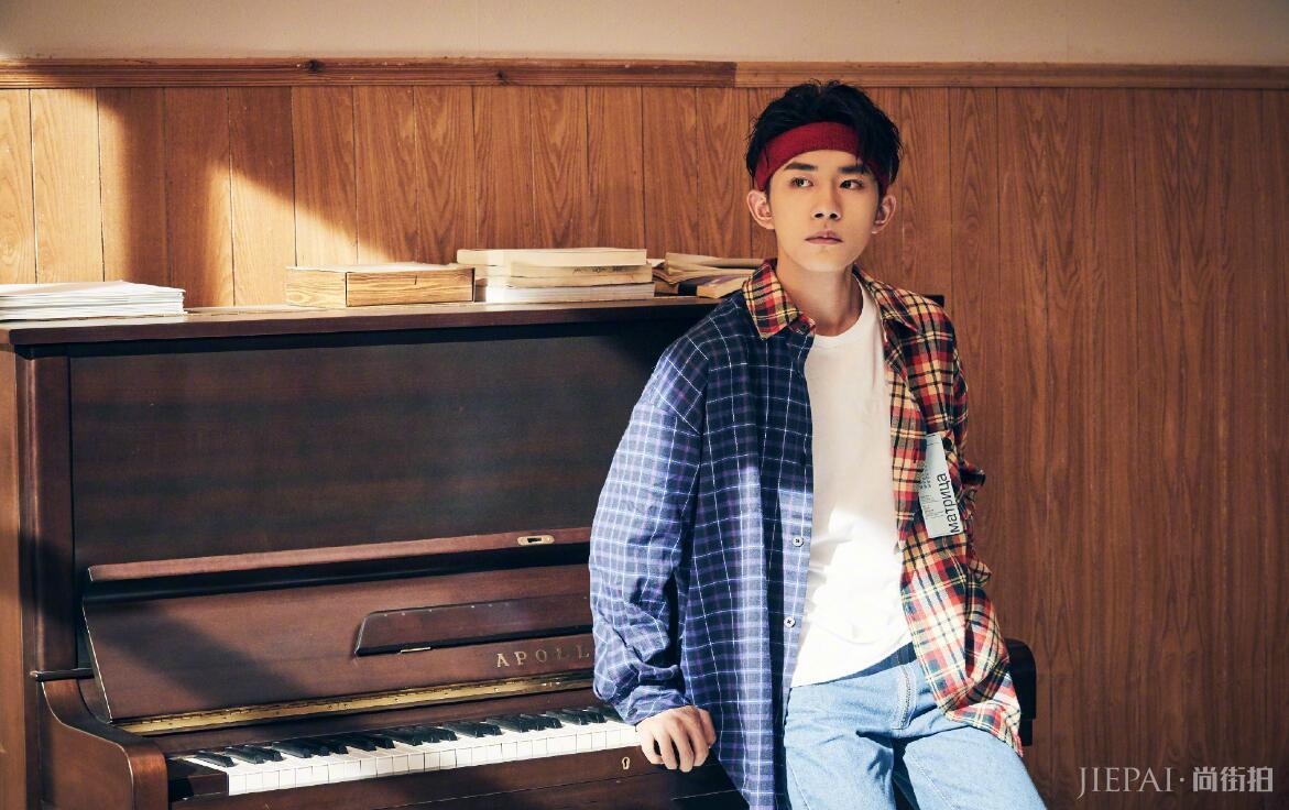 易烊千玺蔡徐坤格纹穿出型男味!