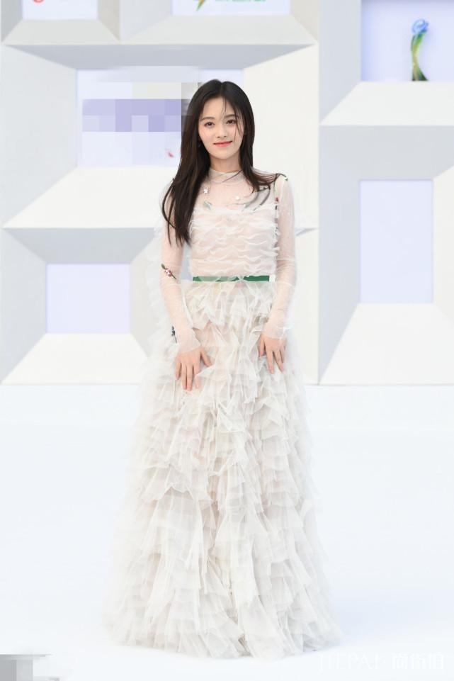 鞠婧祎这美貌也是没谁了，尤其是穿长裙的样子，太仙了