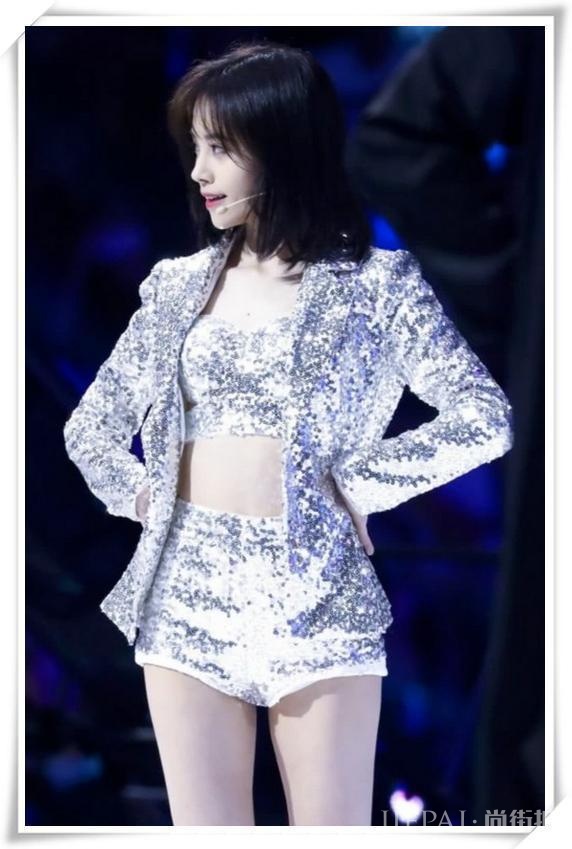 鞠婧祎粉色毛绒外套，四千年美女了！