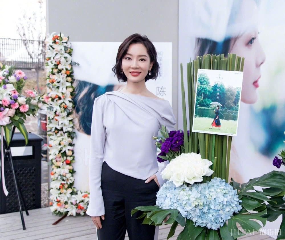 陈数用短卷发了直接减龄10岁,这款减龄发型看了也想剪