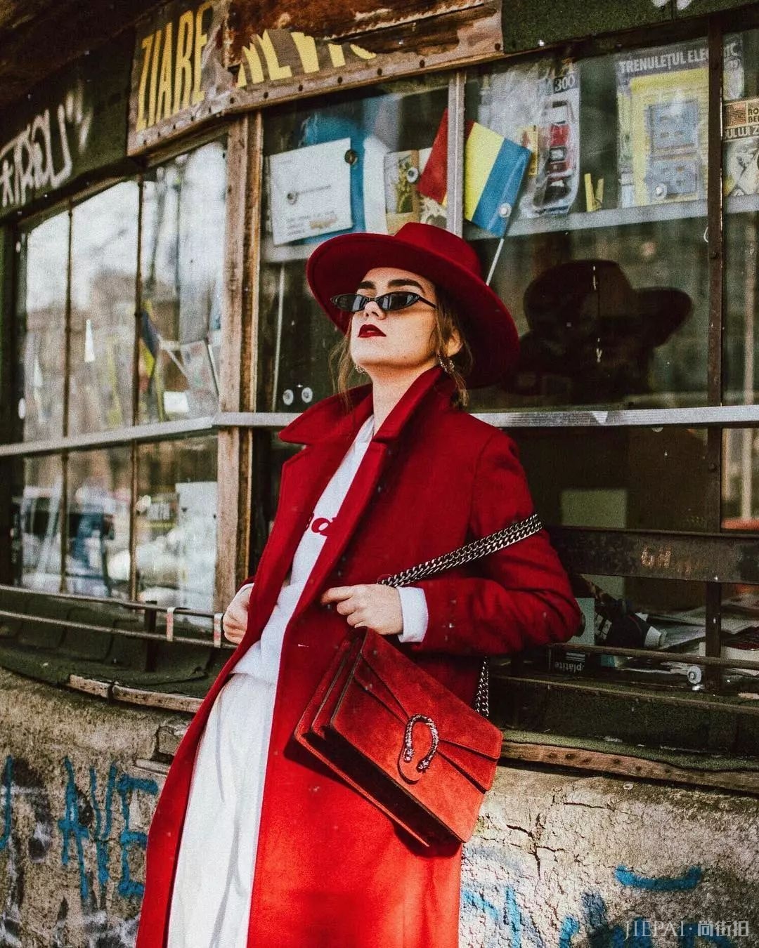 谁说红色显low？这位博主把红色穿成时尚大片，每张街拍都美到窒息！