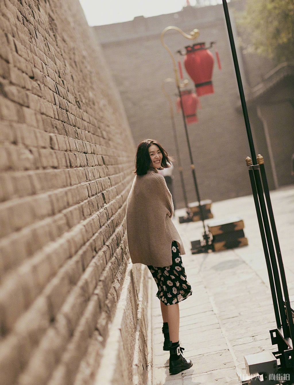 刘雯游西安古城，演绎大地色系的高级感！
